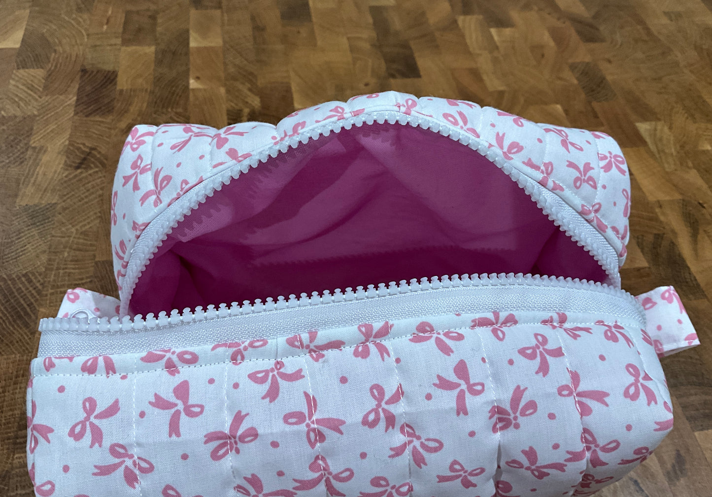 White, Pink Bow. Makeup Bag.        (😄. Uk. FREE DELIVERY)
