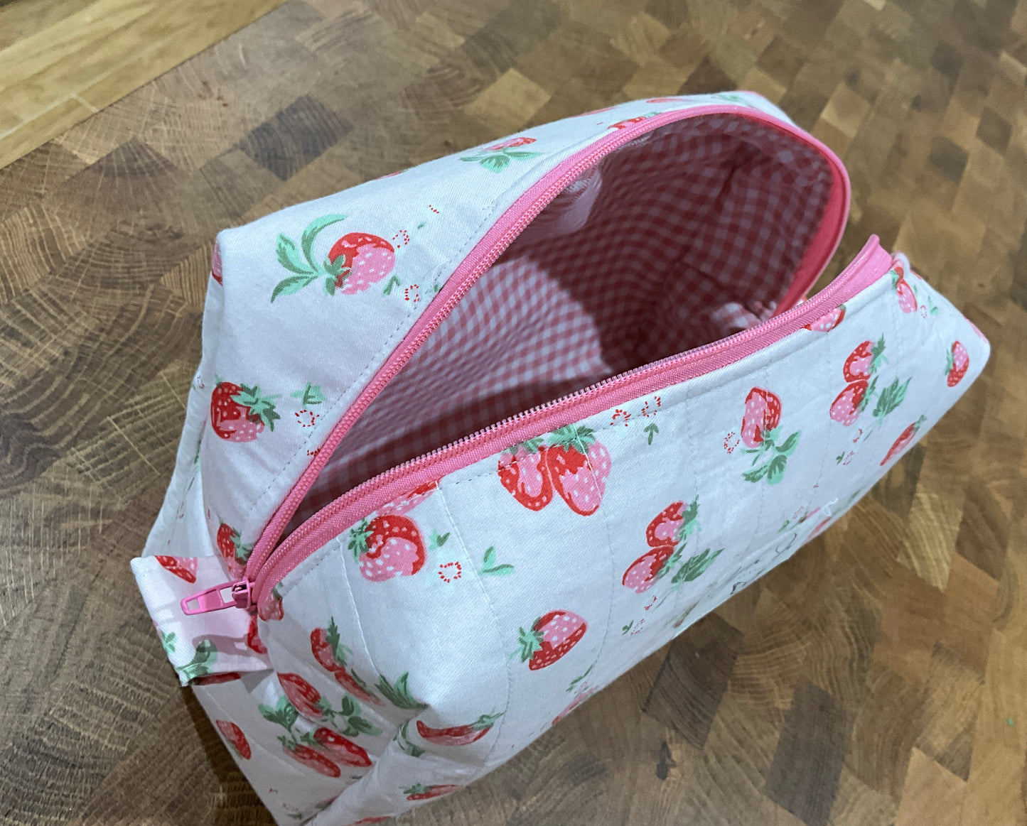 Strawberry.  Makeup Bag.      (😄. Uk. FREE DELIVERY)