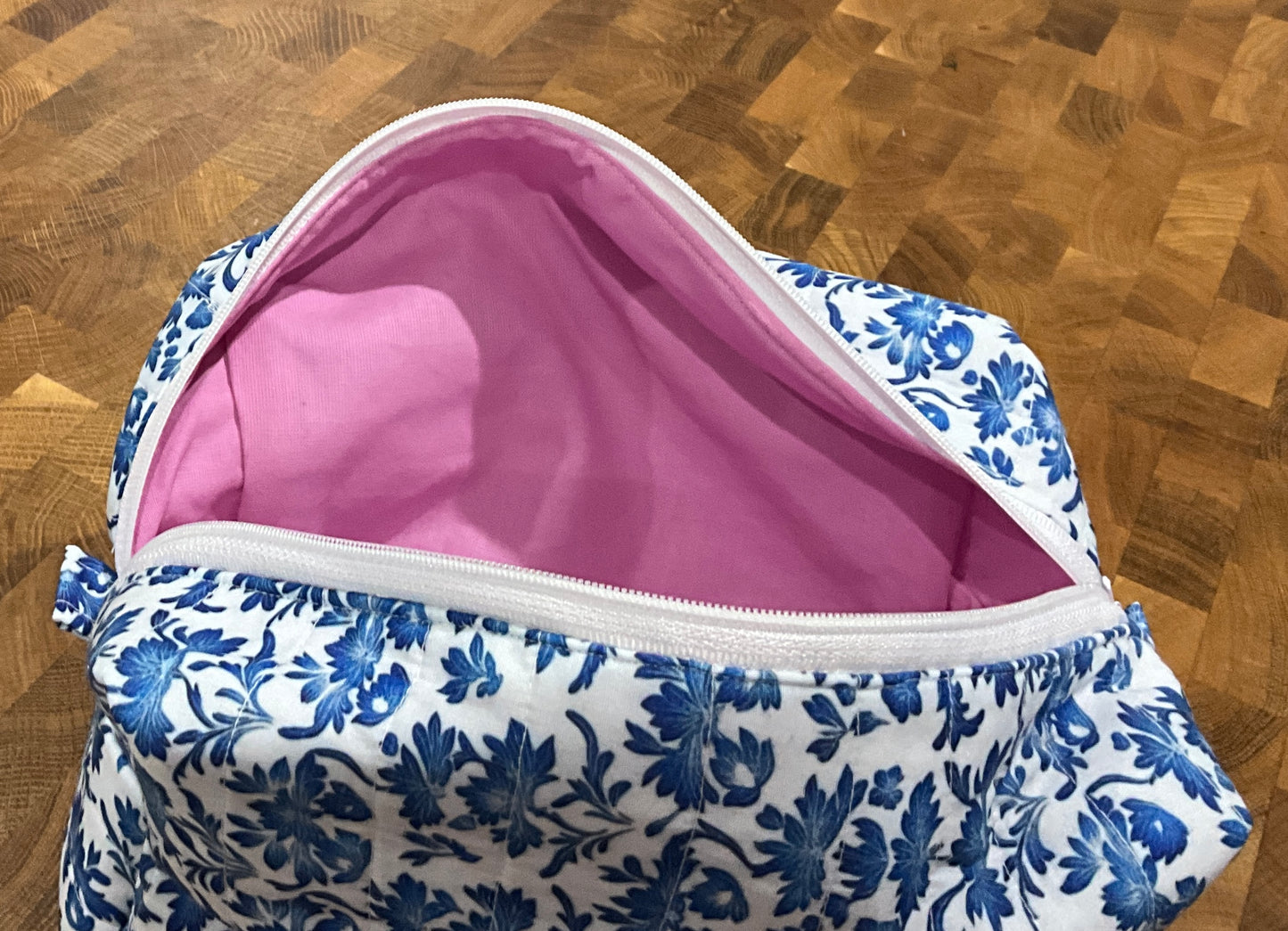 Blue Lily. Makeup Bag.        (😄. Uk. FREE DELIVERY)