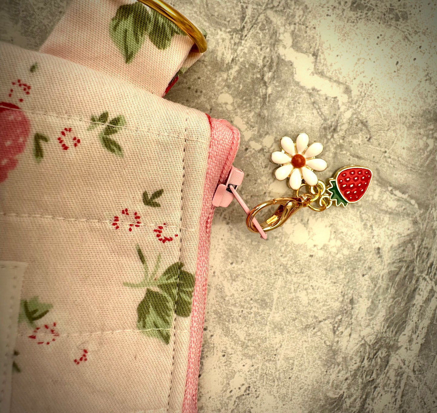 Strawberry.  Coin Purse.         (😄. Uk. FREE DELIVERY)