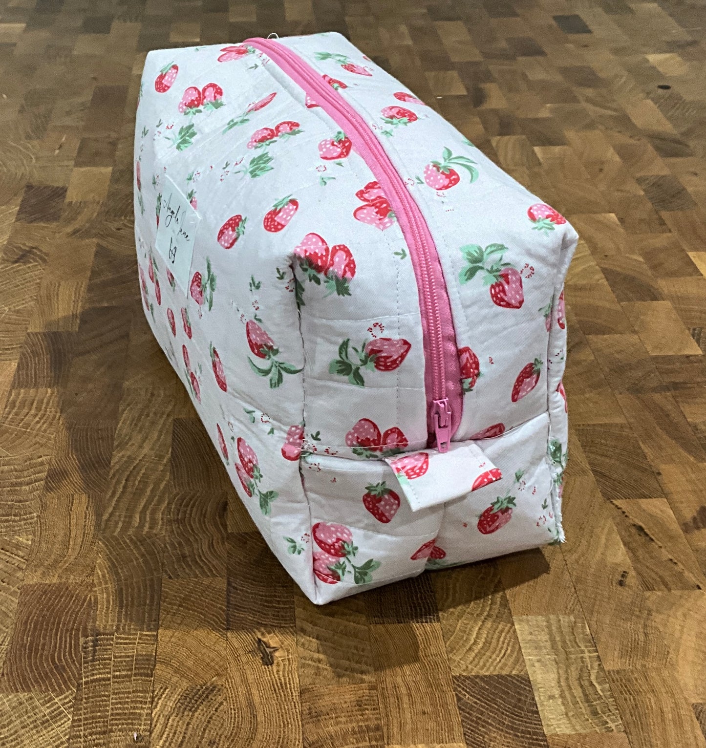 Strawberry.  Makeup Bag.      (😄. Uk. FREE DELIVERY)