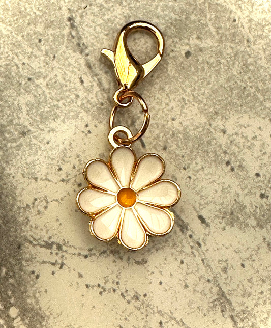 Daisy Charm.     (😄. Uk. FREE DELIVERY)
